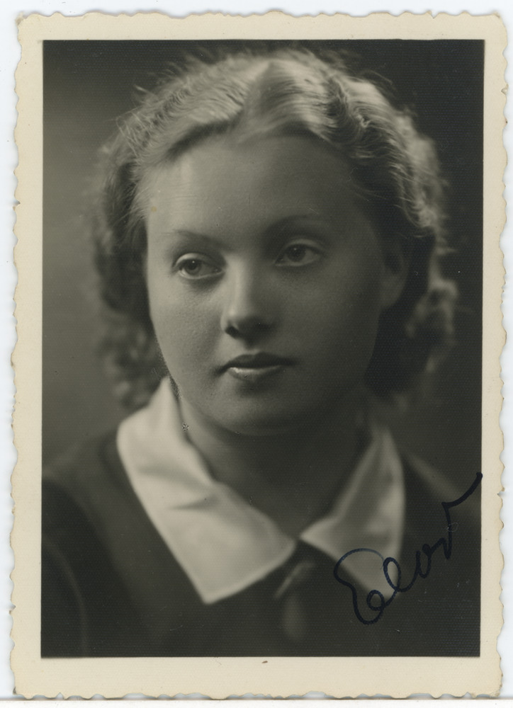 Tartu Ühis-kommertsgümnaasiumi abiturient Elvi Kälissaar, portreefoto