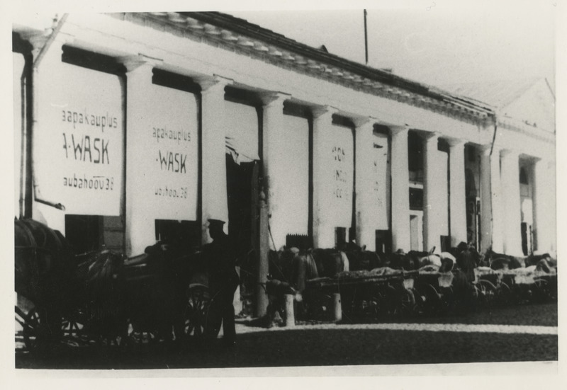 Tartu Kaubahoov A. Waski saapakaupluse poolt. Koopia fotost