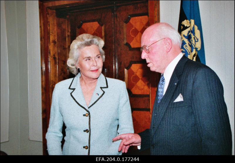 Ameerika Ühendriikide suursaadik Eestis Melissa F. Wells (vasakul) Eesti Vabariigi presidendi Lennart Meri vastuvõtul.