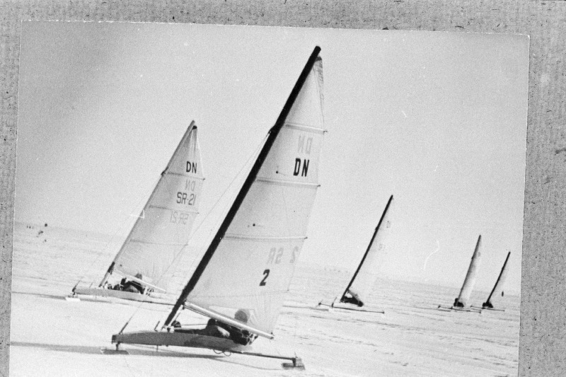 Jääpurjetajad Pärnu lahel. Esiplaanil Tiit Haagma (nr. 2).