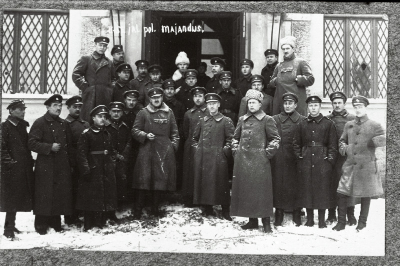 Vabadussõda. 2.Jalaväepolgu majandusjaoskonna ohvitserid, ametnikud ja allohvitserid Stomersees (Stameriena). Keskel seisab (sinelil karakull krae) polgu majandusülem alamleitnant Richard Maim.