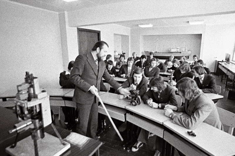 Kutsekeskkooli nr.1 laevajuhtimise eriala õpetaja Ants Tendermann tundi läbi viimas.