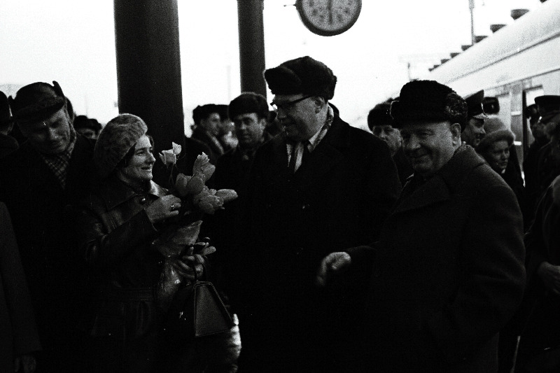 NLKP XXIV Kongressi delgaadid: (paremalt) EKP Keskkomitee I sekretär J. Käbin, EKP Keskkomitee II sekretär K. Lebedev, tootmiskoondise "Marat" parteibüroo sekretär A. Tammistu, EKP Tallinna Linnakomitee I sekretär Nikolai Johanson Balti jaamas enne ärasõitu Moskvasse.