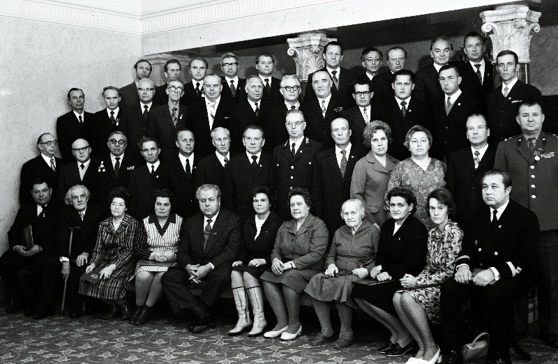 Eesti NSV Ülemnõukogu Presiidiumi poolt autasustatud töötajad A. Mette, B. Varkki, I. Adojaan, V. Nurmela, V. Raudsalu, R. Simson, K. Merilo, A.-K. Siemer, B. Bernstein, N. Monahhov, L. Tennokese, H. Vilbaum, H. Kama, I. Kasmeridi, B. Lõhmus, V. Rei, A. Kikkas, A. Peesoo, A. Toomela, A. Merihein, K. Pärn, Ü. Kõiv, Soldatova, J. Polunin, A. Aasma, V. Voog, V. Banner, A. Lillemaa, H. Talve, E. Tenson, E. Velbri, P. Arjasov, S. Levin, A. Baulanova, E. Leito, A. Lõuk, V. Võrk, H. Orusaar, A. Luks, V. Korhova, M. Semjomiskin, E. Piipu, M. Koljal, H. Oruvee, O. Rupseni, I reas vasakult 5. Eesti NSV Ülemnõukogu Presiidiumi esimees Artur Vader.