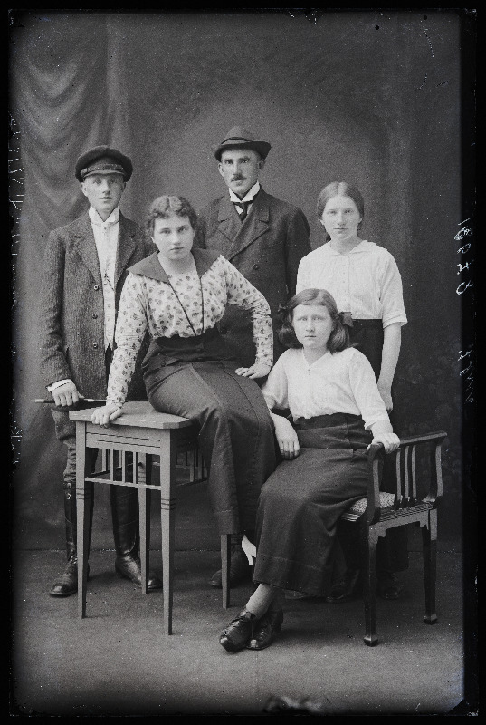 Grupp inimesi, (foto tellija Illus [Ilus]).