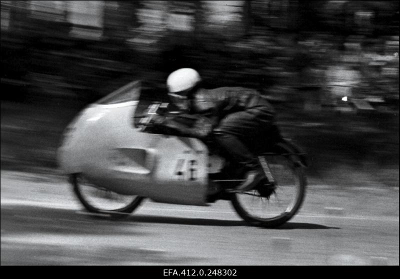 Eesti NSV lahtised meistrivõistlused ringrajasõidus. Pirita-Kose-Kloostrimetsa ringrajal motosportlane Evi Nugis (esikoht naiste 125 cm3 masinaklassis).