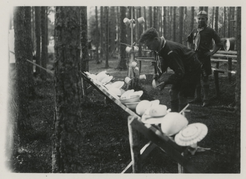 Eesti Skautide III suurlaager Paralepas 09.-19.07.1936, soome skaudid kuivatusrestilt nõusid kokku korjamas