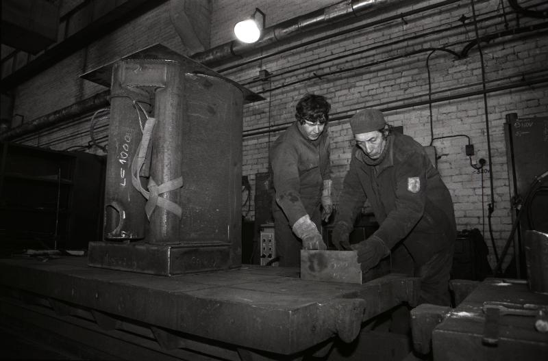 AS Viljandi Metallitööstus töölised  V. Pähn ja H.Schmidt valmistavad Viljandi sauna kerisele metallkesta.