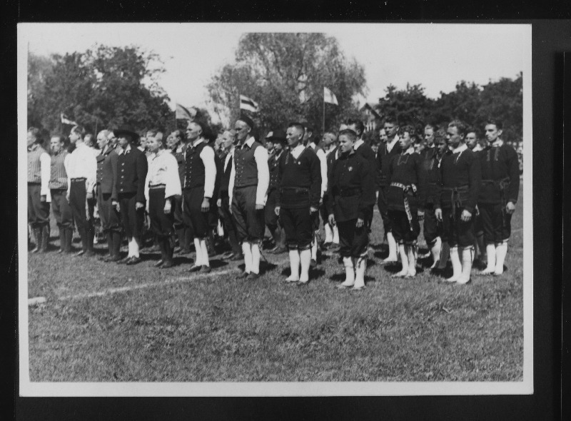 Võimlemispeo esinejad rivis.