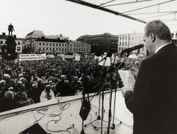 Mielenosoitus Senaatintorilla palkanalennuksia vastaan.