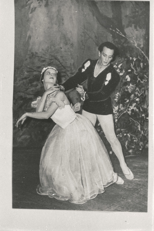 Stseen A. Adami balletist Giselle RAT Estonias. Giselle - Helmi Puur, Albert - Uno Puusaag.
