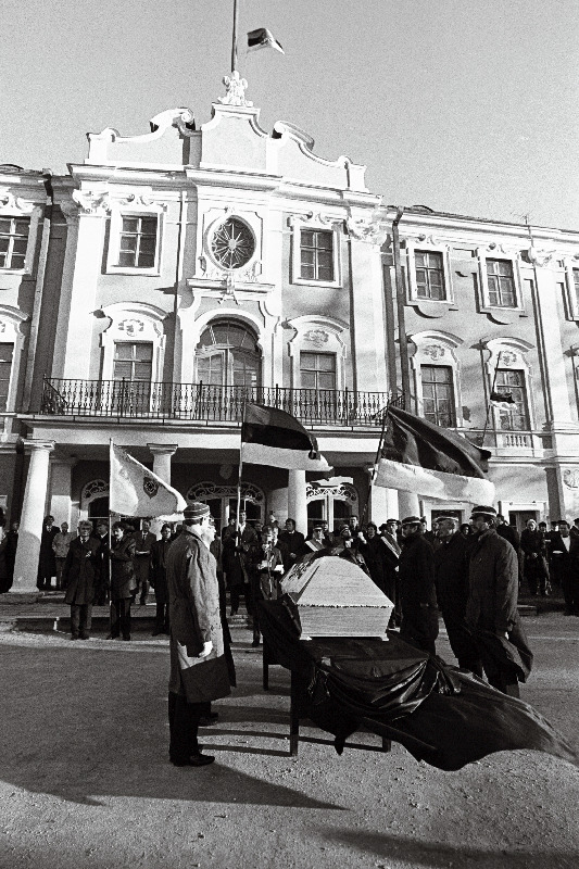 Konstantin Pätsi ümbermatmine. Lossi taustal kõneleb Trivimi Velliste.