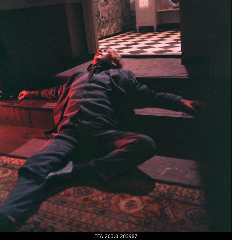 Tallinnfilmi mängufilm "Bande". Vigastatud Ned Beamount (Tõnu Kark) lebab põrandal.