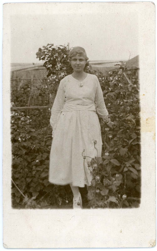 Kommunist Julius Schütsi tütar ja Arkaadi Kadaka (Schütsi) õde Lilli aias seismas