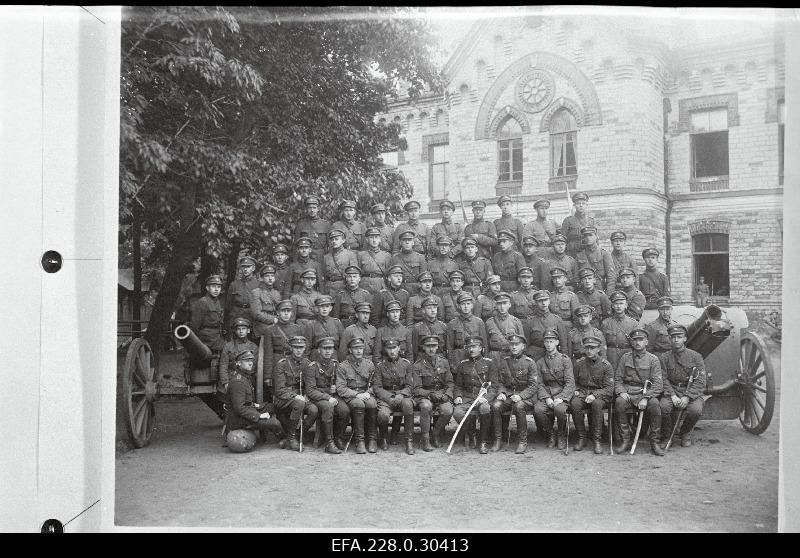 Vabadussõda. Sõjakooli süürtükiväeklassi kadetid koos ohvitseride ja allohvitseridega kooli hoovis Tehnika tänaval. Esireas (pingil istujad)  vasakult: 4. klassi rühmaohvitser alamleitnant Alfred Terras, 5. klassiülem kapten Karl Kohl (Kool), 6. kooliülem alampolkovnik Aleksander Simon, 7. klassi rühmaohvitser leitnant Karl Metti.