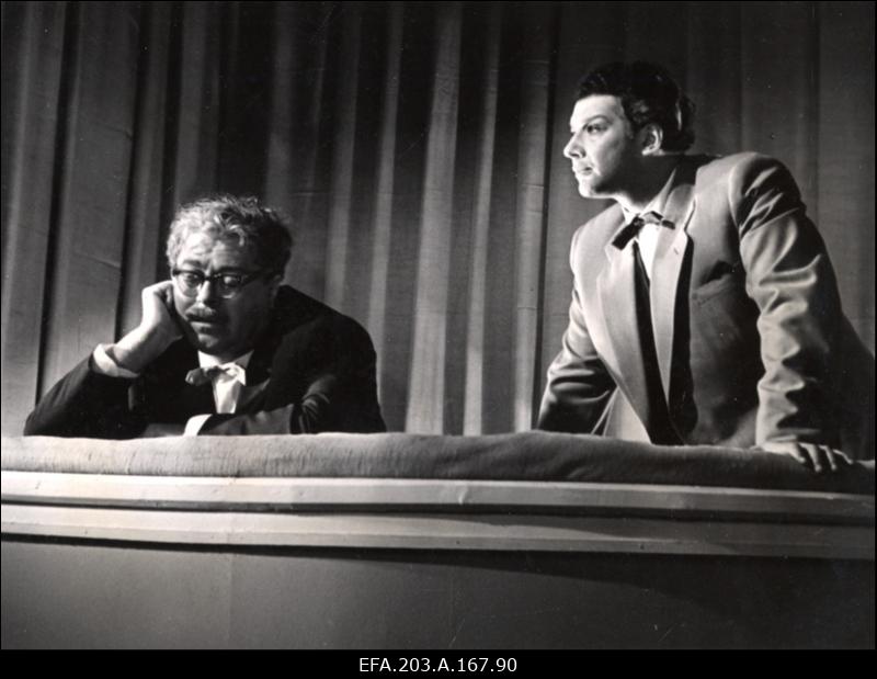 Näitlejad V. Panso (vasakul) ja H. Baskin filmistuudio Tallinnfilm mängufilmis Juhuslik kohtumine.