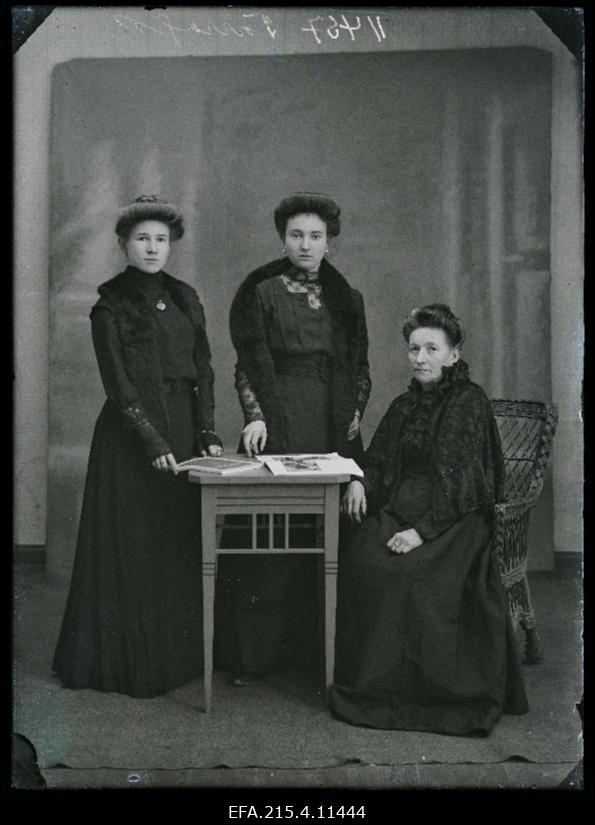 Grupp naisi, (foto tellija Tarrask).