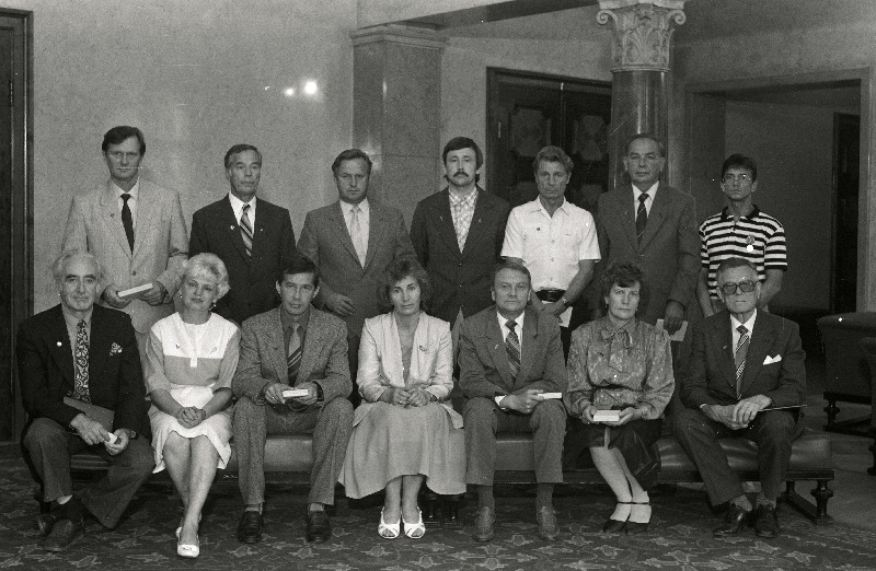 Eesti NSV riiklikud autasud saanud töötajad Eesti NSV Ülemnõukogu Presiidiumis. Esireas keskel Eesti NSV Ülemnõukogu Presiidiumi esimehe asetäitja Maia Leosk.