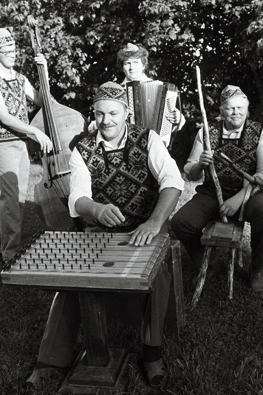 V. Kingissepa nim. kolhoosi külakapell “Kadakas” esineb kolhoosi 40. aastapäeval.