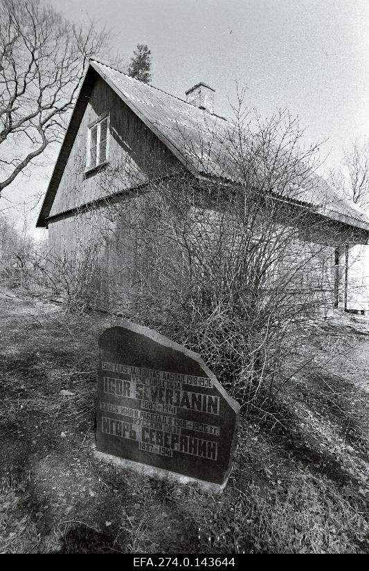 Luuletaja Igor Severjanini mälestuskivi hoone juures Toilas, kus ta elas aastatel 1918 - 1936