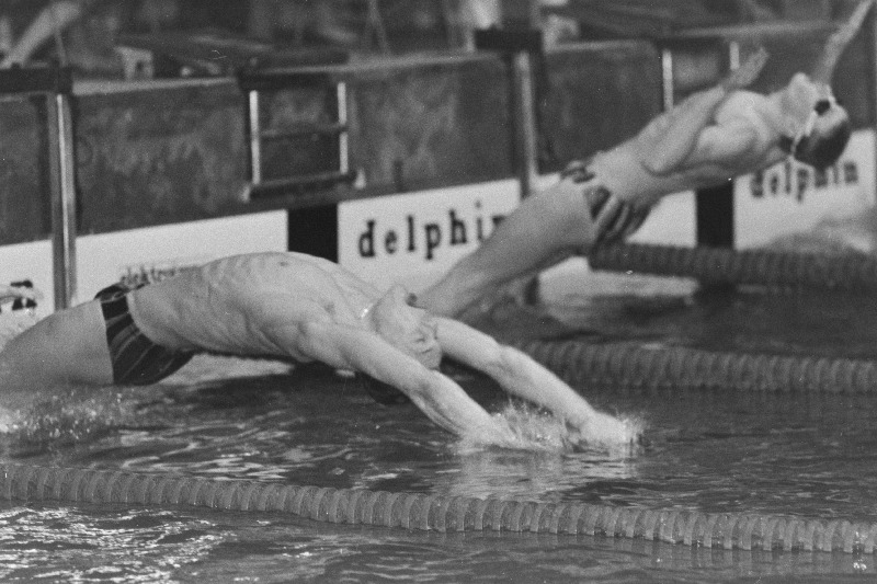 Meeste 100 m seliliujumise start Noorte Hääle 41. karikavõistlustel ujumises Kalevi siseujulas. Esiplaanil Indrek Sei.