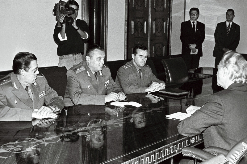 Balti sõjaväeringkonna ülem Valeri Mironov (vasakult 2.) vastuvõtul Eesti Vabariigi Ülemnõukogu esimehe Arnold Rüütli juures (paremal).