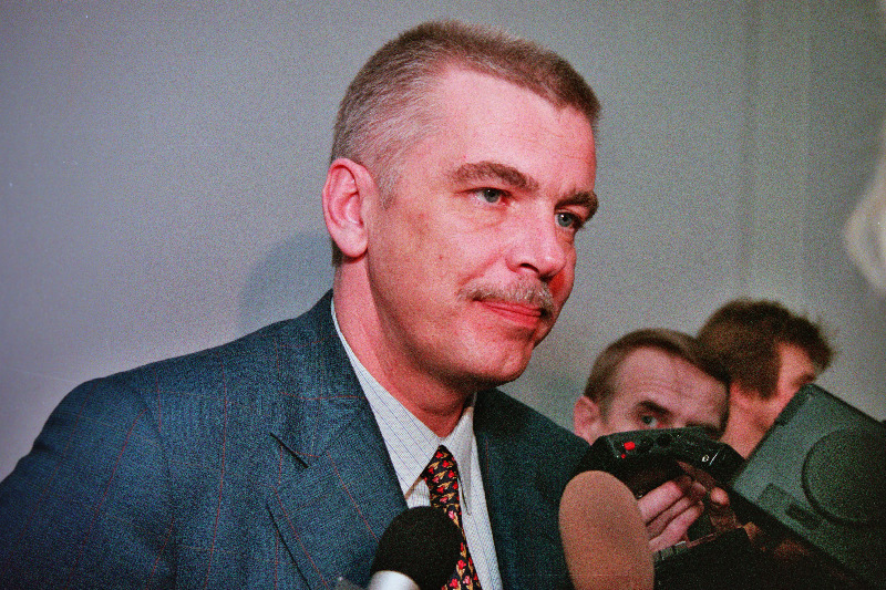 Siseminister Robert Lepikson pressikonverentsil Riigikogu saalis.