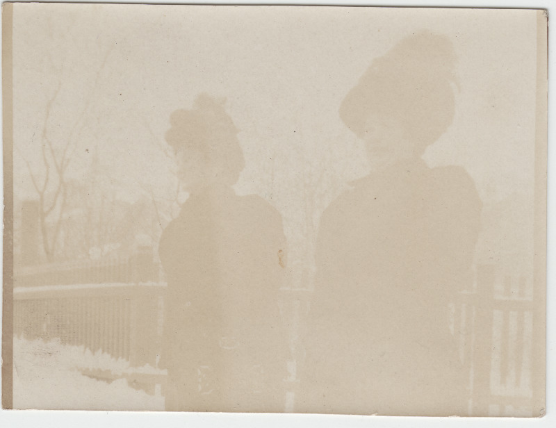 Kaks tundmatut naist [Eduard Virgo tuttavad?] talvel õues