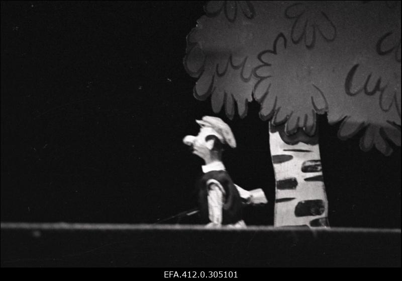 KET Tall.a/ü [nl.] nukunäitering esitamas näidendit "Pif tegutseb".