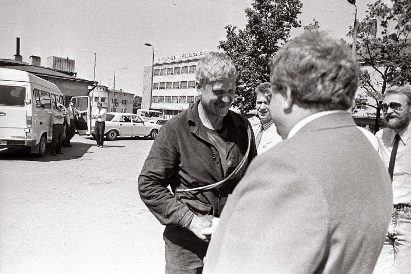 E. Savisaar Viljandis Teenindusmaja ees