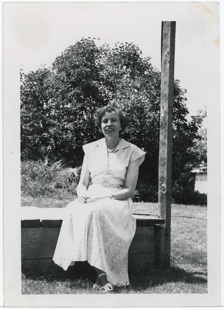 Emilie Johanna Kalkun Seattle's sõbratari aias istumas