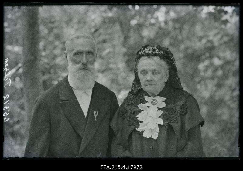 Kauaaegne Paistu kiriku köster ja kihelkonnakooliõpetaja August Samuel Tilzen ja Louise Bertha Tilzen (sünd Mauring) 50. pulma-aastapäeval.