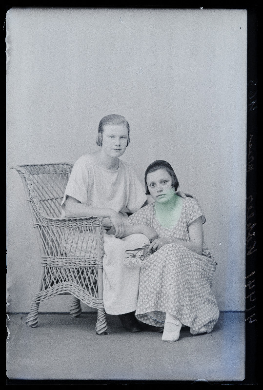 Kaks neiut, (foto tellija Köhler).