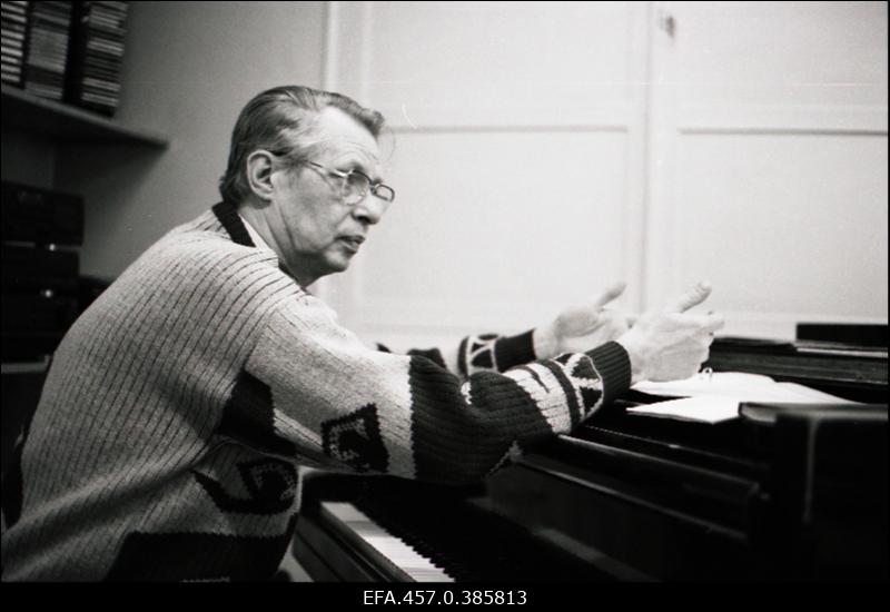 Helilooja, dirigent ja pedagoog Kustas Kikerpuu Tallinna G. Otsa nimelises Muusikakoolis tundi andmas.