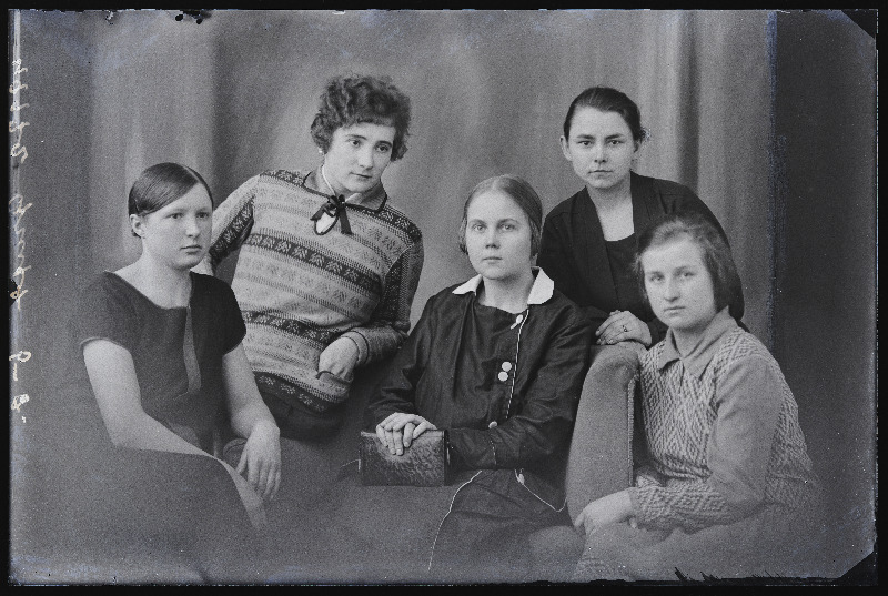 Grupp naisi, (foto tellija Gruft).