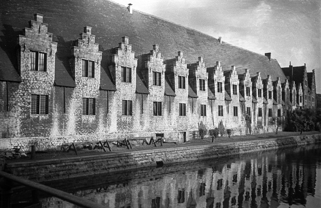 La Grande Boucherie in Ghent, Belgium (8124552365) - La Grande Boucherie, (Het Groot Vleeshuis), the medieval butchers' hall at Groentenmarkt in Ghent. 
La Grande Boucherie, den medeltida köttmarknaden vid Groentenmarkt i Gent. 
Location: Gent (Gand), Oost-Vlaanderen, Belgium, België
Photograph by: Berit Wallenberg 
Date: 28.06.1934
Format: Film
Persistent URL: kmb.raa.se/cocoon/bild/show-image.html?id=16001000100824

Read more about the photo database (in english): www.kms.raa.se/cocoon/bild/about.html