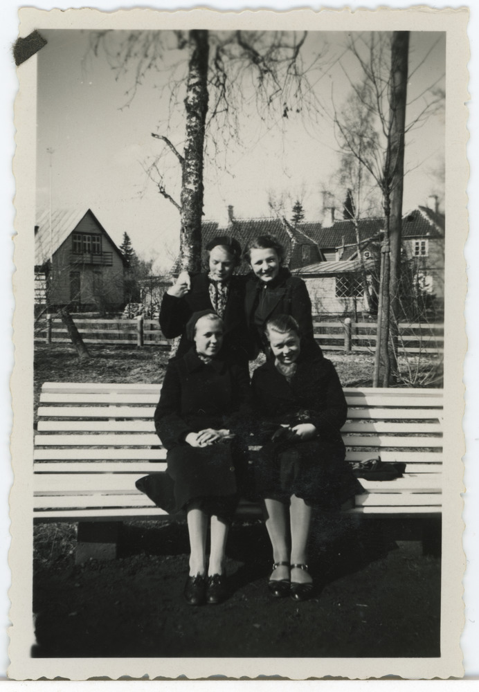 Neli noort naist sh Magda Kivirist (Sang), Pärnus