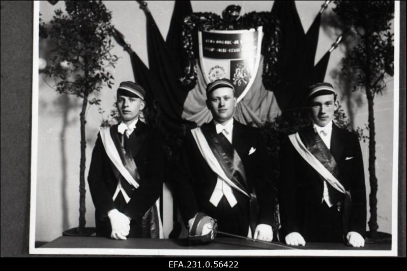 Korporatsiooni „Fraternitas Estica“  eestseisus I semestril 1938. aastal (vasakult) s/a abiesimees G. Lipp, s/a esimees J. Laikeja, s/a kirjatoimetaja E. Puhk.