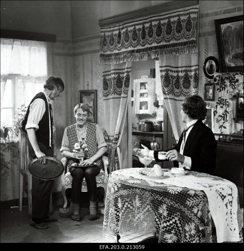 Kaader Tallinnfilmi mängufilmist "Suvi". Papa Kiire osas Ervin Abel, Jorh Adniel Kiire osas Margus Lepa, Joosep Tootsi osas Aare Laanemets.