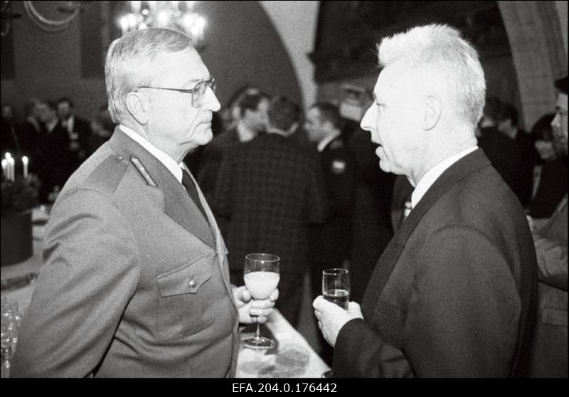 Kaitseväe juhataja Aleksander Einseln (vasakul) ja poliitikateadlane Rein Taagepera Balti riikide presidentide kohtumisel.