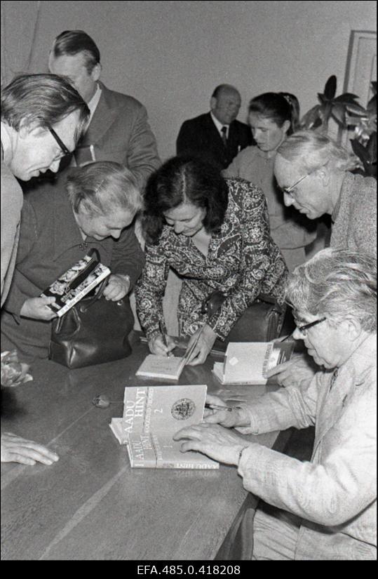 Kirjanike kohtumine Saaremaa raamatusõpradega. Autogramme jagavad Aadu Hint (vasakul) ja Lennart Meri.