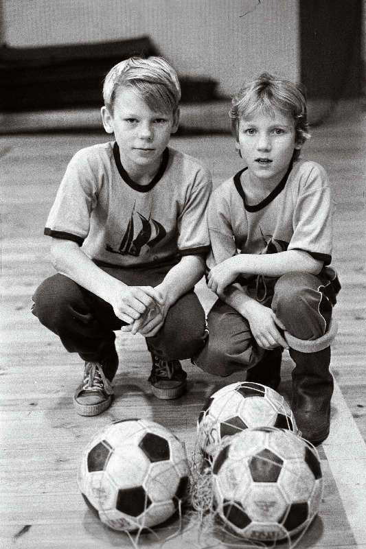 Saaremaa jalgpallurid Gert Kuusk (vasakul) ja kapten Janno Jõgi Tallinna Pantrite Jõuluturniiril minijalgpallis.