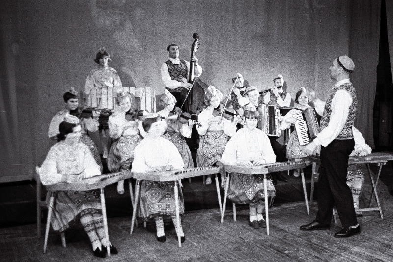 Kutseharidus Komitee Noorsoo Kultuuripalee rahvamuusikaorkester dirigent Uno Veenre juhtimisel esinemas.