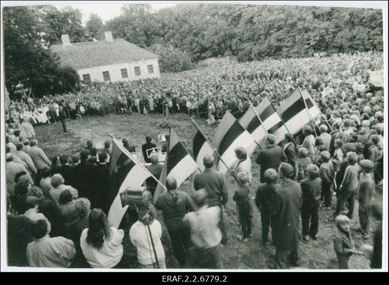 Stalinismiohvrite mälestusmiiting Kuressaares. Kogunenud rahvamass, poolring Eesti lippudega