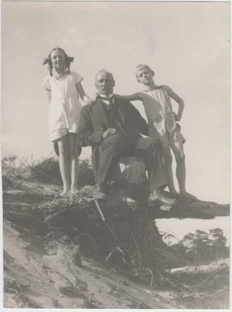 Mees kahe lapsega kännul istumas, lapsed ilmselt Jaan Tõnissoni tütar Hilja ja poeg Lembit-Rein