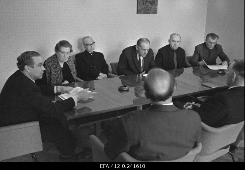 Vanad ametiühingutegelased Arnold Sommerling, Aleksander Resev, Leonhard Illison, Paul Neerot ajakirja "Kultuur ja Elu" toimetuses.