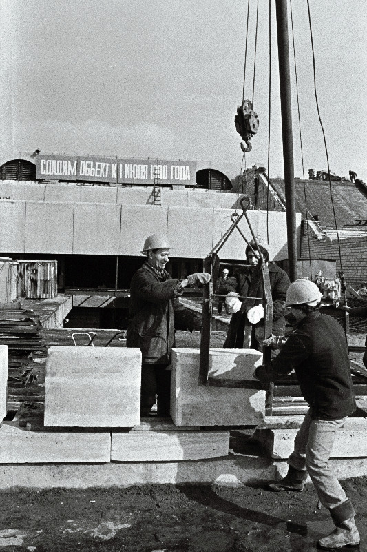 Ehitusvalitsuse nr.3 brigadir S.Guk (vasakul) leninlikul kommunistlikul laupäevakul Tallinna linnahalli ehitusel töötamas.