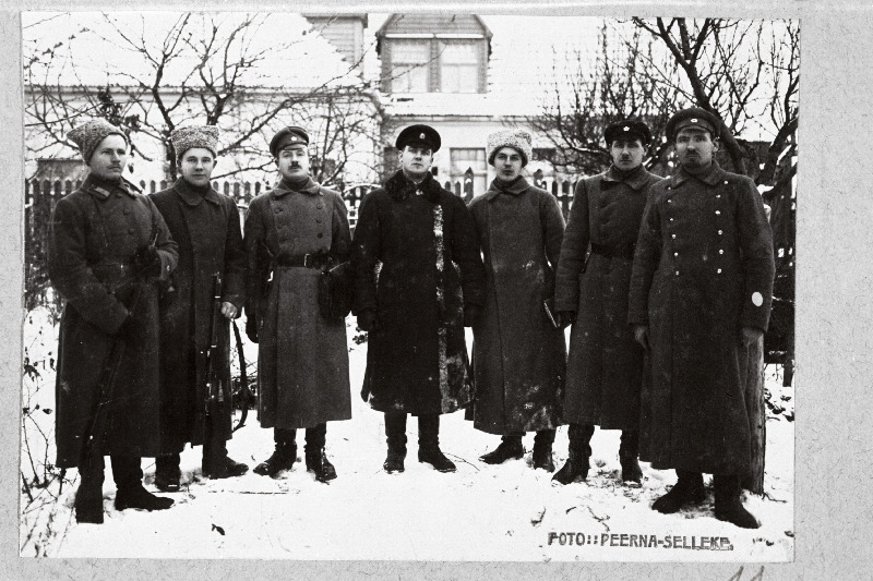 Vabadussõda. 2.Jalaväepolgu ohvitserid [Põltsamaal]. Vasakult: [2.pataljoni ülem kapten Eduard Liibus, 3.pataljoni ülem alamkapten Karl Preisberg (Prees), 1.pataljoni ülem kapten Johannes Anderson, polguülema abi alampolkovnik Nikolai Feodoroff, lipnik Karl Lamp, ?, ?].