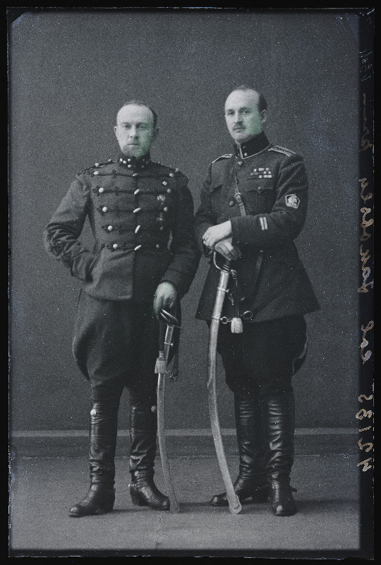 Ratsarügemendi ülema kohusetäitja kapten Paul Bassen-Spiller (vasakul) ja Sakala Partisanide Üksik Pataljoni ülem polkovnik Ludvig Jakobsen (Jacobsen).