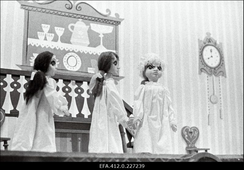 Kombinaadi "Kommunaar" klubi nukunäitering kunstilise isetegevuse festivalil esitamas näidendit "Tuhkatriinu".